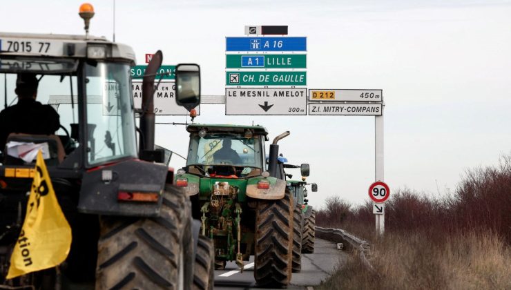 Fransa’da çiftçiler traktörleriyle Paris’i kuşattı